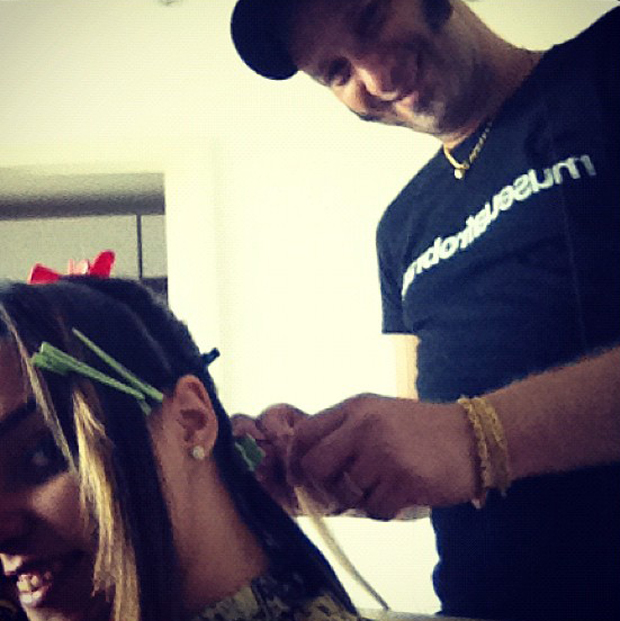 Perlla coloca mega hair (Foto: Instagram / Reprodução)