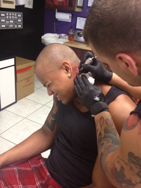 Léo Santana faz nova tatuagem em Miami (Foto: Divulgação)
