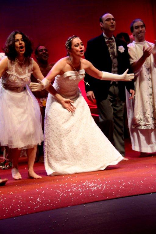 Guta Stresser na peça 'O Casamento' (Foto: Onofre Veras/ Ag. News)