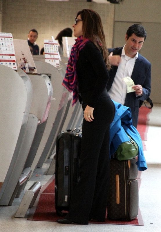 Claudia Raia no aeroporto Santos Dumont, RJ (Foto: Henrique Oliveira / FotoRioNews)
