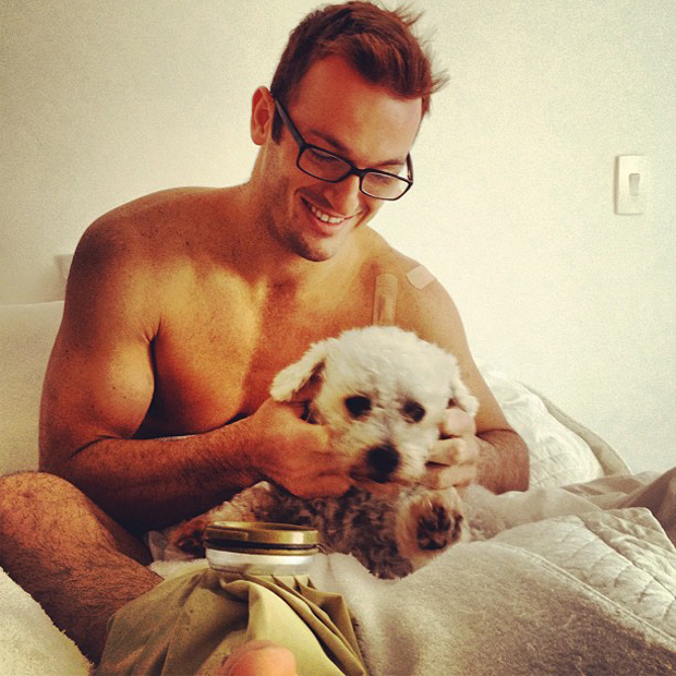 Diego Hypolito com a companhia de seu cachorro (Foto: Instagram / Reprodução)
