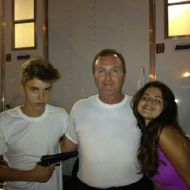 Justin Bieber segura arma em foto com Selena Gomez (Foto: Twitter / Reprodução)