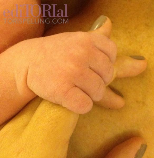 Tori Spelling anuncia nascimento do quarto filho e posta foto do dedinho (Foto: Twitter/Reprodução)