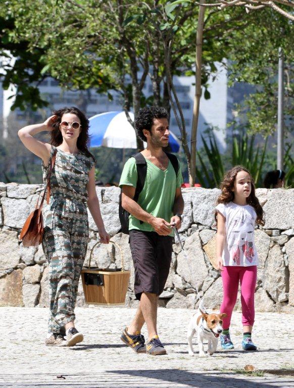 Carolina Kasting passeia com a família (Foto: André Freitas/ Ag. News)