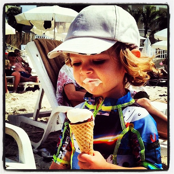 Vittorio se lambuza de sorvete e Adriane Galisteu posta foto (Foto: Reprodução/Instagram)