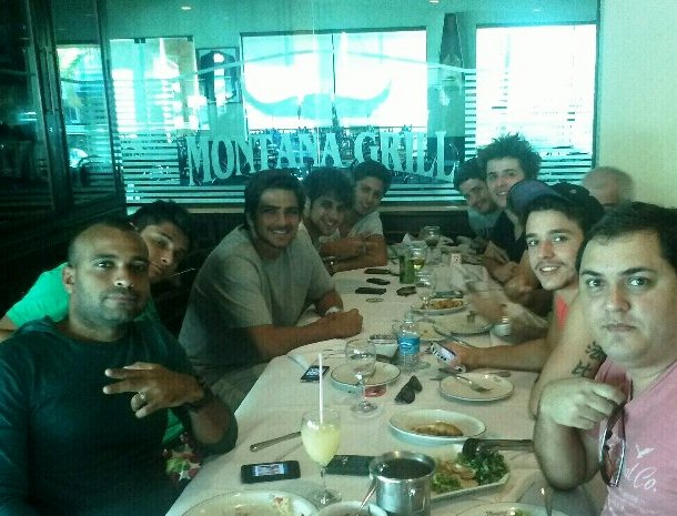 Bruno Gissoni e Daniel Rocha almoçam com amigos na churrascaria Montana Grill em Goiânia (Foto: Fausi Humberto/Divulgação)