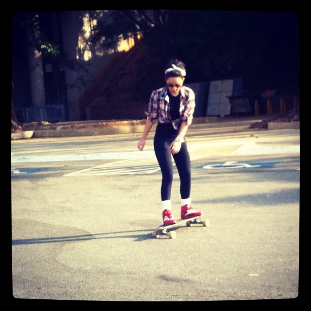Carol Macedo andando de skate (Foto: Instagram / Reprodução)