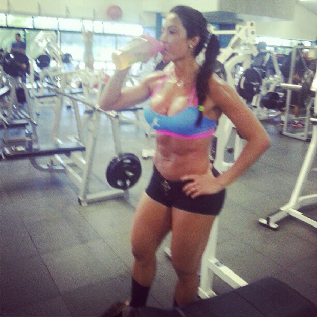 Gracyanne Barbosa mostra barriga definida após malhar (Foto: Instagram / Reprodução)