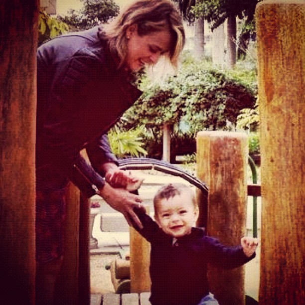 Juliana Silveira e filho no parquinho (Foto: Reprodução / Instagram)