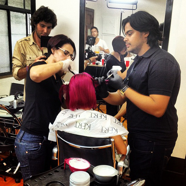 Thais Bianca psota foto retocando o cabelo (Foto: Instagram / Reprodução)