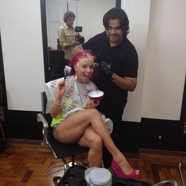 Thais Bianca psota foto retocando o cabelo (Foto: Instagram / Reprodução)