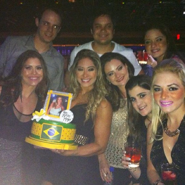Mayra Cardi comemora aniversário com amigos em Las Vegas (Foto: Twitter/Reprodução)