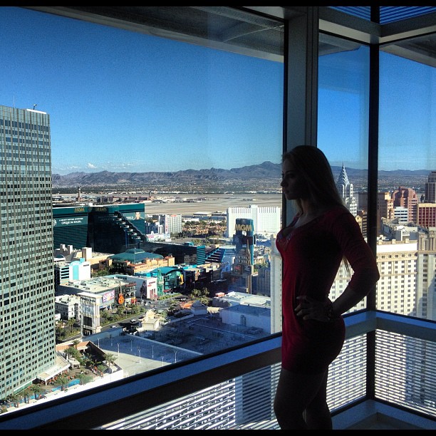 Mayra Cardi comemora aniversário com amigos em Las Vegas (Foto: Twitter/Reprodução)