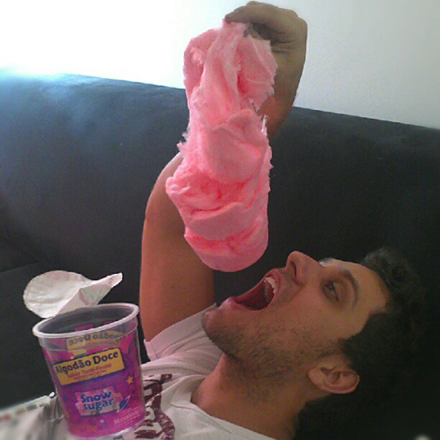 O ex-BBB Eliéser posta foto comendo algodão doce (Foto: Instagram / Reprodução)