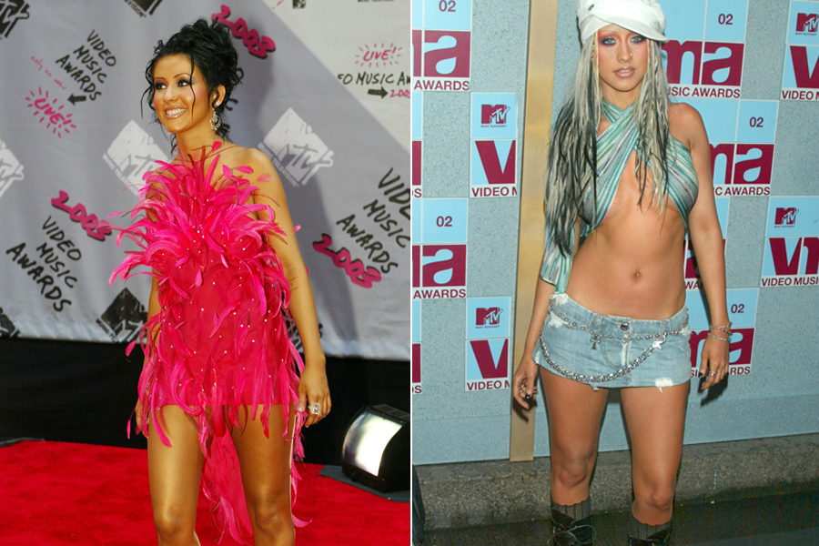 Christina Aguilera passou por uma fase feia, muito feia. Em 2003 (à esquerda), a cantora parecia ter roubado uma fantasia de alguma escola de samba e, em 2002...  Bom, para o look de 2002 não há explicação