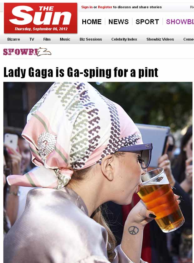 Lady Gaga bebe cerveja em Copenhagen (Foto: The Sun/Reprodução)
