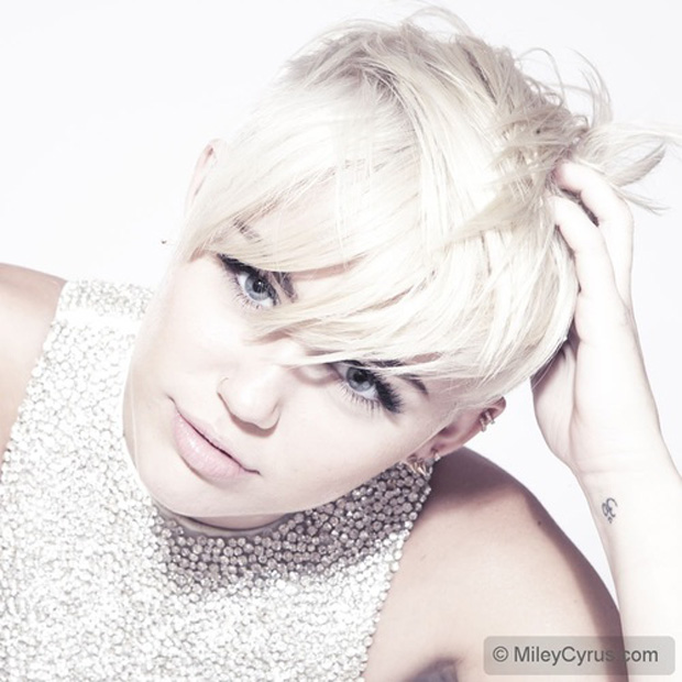 A Miley Cyrus fez uma sessão de fotos para seu site oficial (Foto: Reprodução / mileycyrus.com)