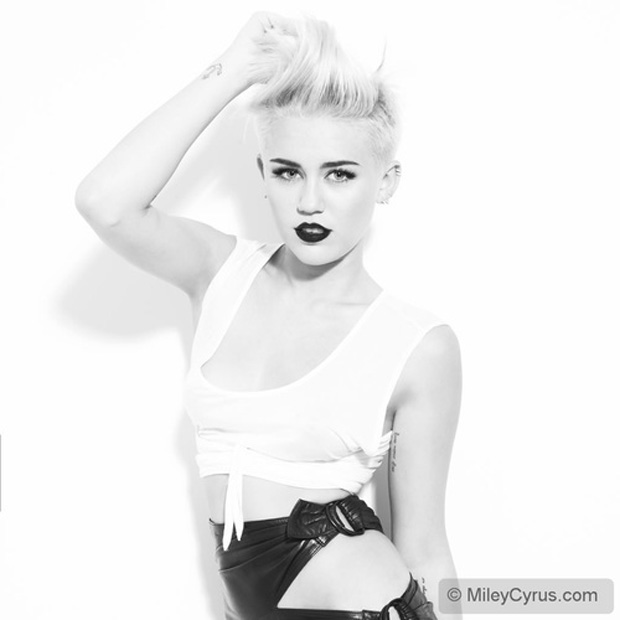 A Miley Cyrus fez uma sessão de fotos para seu site oficial (Foto: Reprodução / mileycyrus.com)