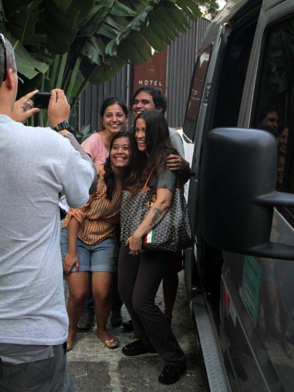 Alanis tira foto com fãs em último dia no Rio (Foto: Delson Silva e Gabriel Reis / AgNews)