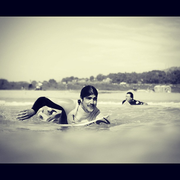 Caio Castro: vivendo a vida sob as ondas (Foto: Reprodução/Instagram)