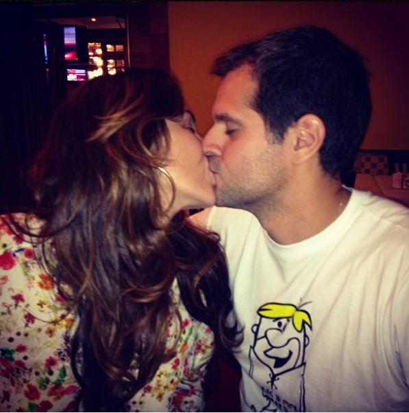 Giovanna Antonelli beija marido (Foto: Reprodução / Instagram)
