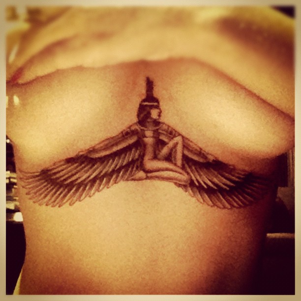 Rihanna exibe nova tatuagem (Foto: Instagram/ Reprodução)