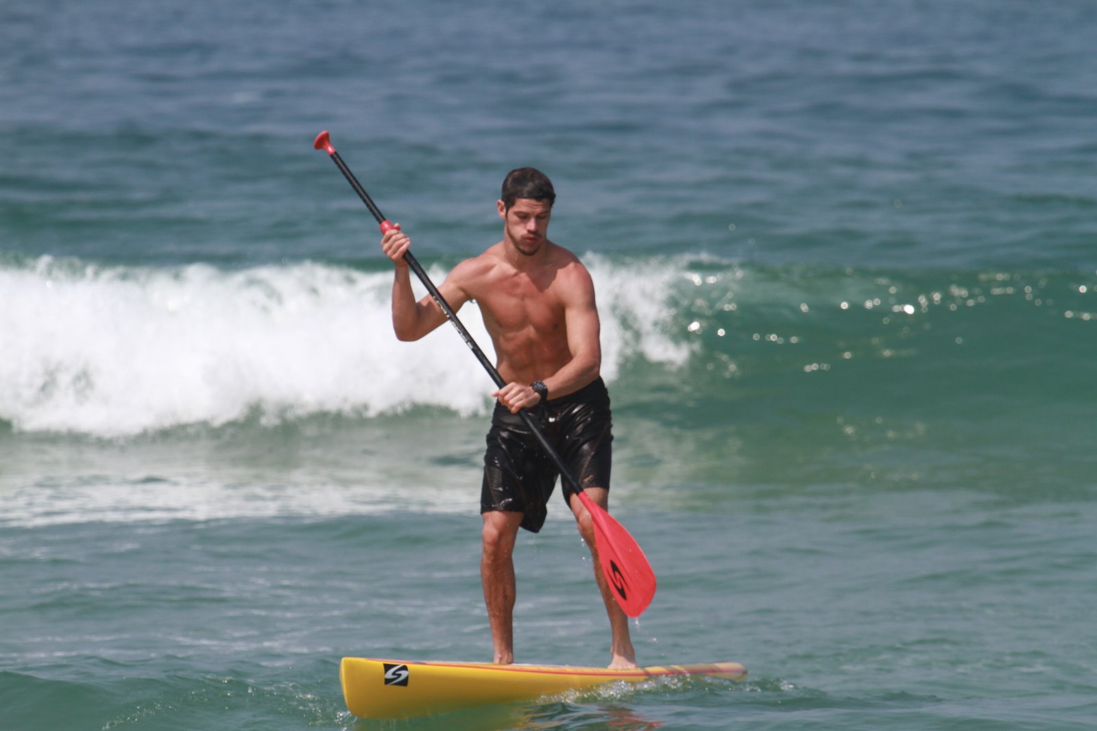 José Loreto rema no stand up paddle na Barra da Tijuca, no Rio
