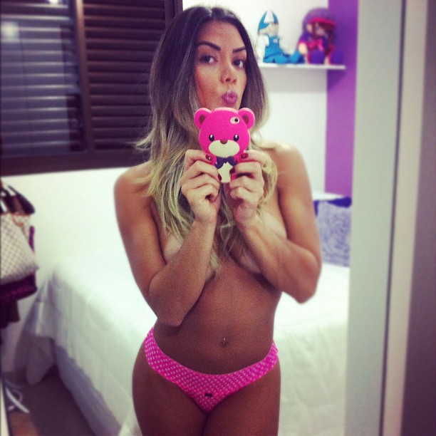 Graciella Carvalho, do programa 'Malícia', sempre posa só de lingerie para a alegria dos fãs