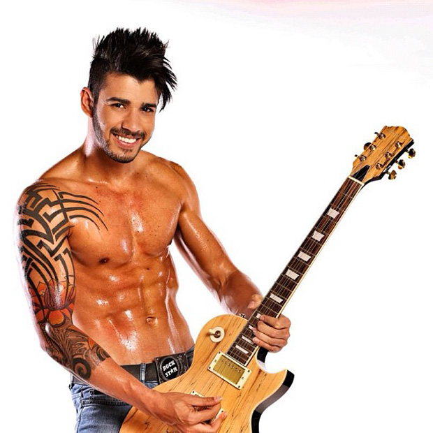 Gusttavo Lima posta foto sem camisa com uma guitarra (Foto: Instagram / Reprodução)