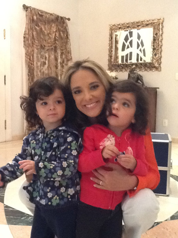 Ticiane Pinheiro e as filhas do cantor Luciano (Foto: Twitter / Reprodução)