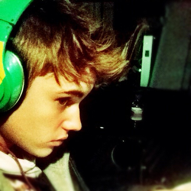 Justin Bieber usa fone com a baneira do Brasil (Foto: Instagram/ Reprodução)
