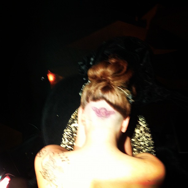 Lady Gaga tatua a cabeça (Foto: Instagram/ Reprodução)