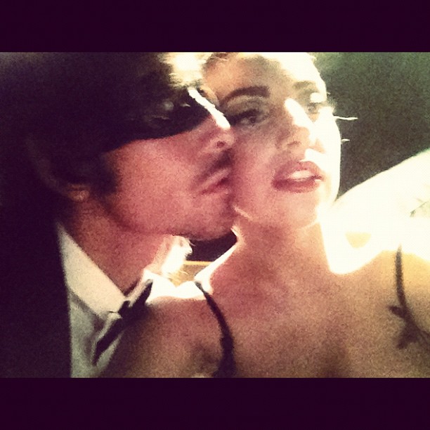 Lady Gaga ganha beijinho durante o lançamento de seu perfume em Nova York, nos Estados Unidos (Foto: Instagram/ Reprodução)