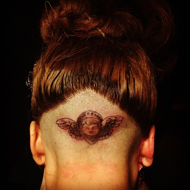 Lady Gaga tatua a cabeça (Foto: Instagram/ Reprodução)