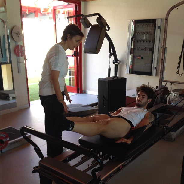 Alexandre Pato fazendo Pilates  (Foto: Reprodução / Twitter)