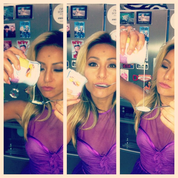 Sabrina Sato assalta a geladeira (Foto: Instagram/ Reprodução)
