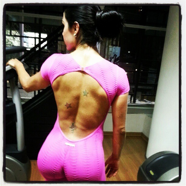 Gracyanne Barbosa malha com decote nas costas (Foto: Reprodução/Instagram)