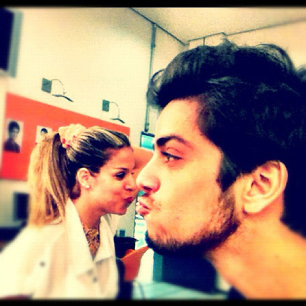 Rodrigo Simas posta foto em que parece estar beijando a companheira de dança (Foto: Instagram / Reprodução)