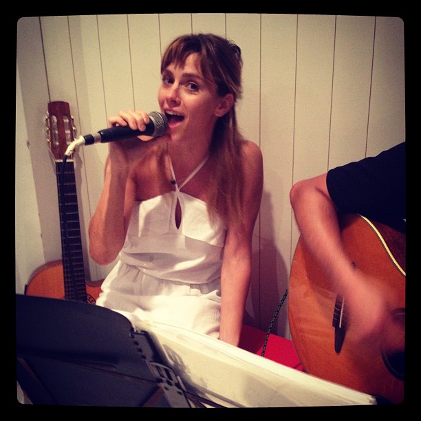 Carolina Dieckmann canta em seu aniversário (Foto: Reprodução/Instagram)