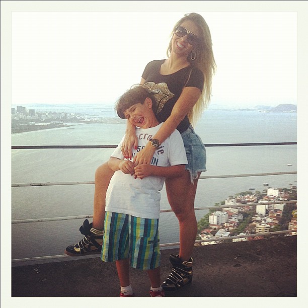 Andrea Andrade e o filho (Foto: Reprodução/Instagram)