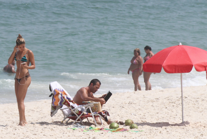 Sophie Charlotte e Malvino Salvador curtiram um programa bem carioca na tarde desta terça-feira, 18.  O casal pegou uma praia na Barra da Tijuca, na Zona Oeste do Rio