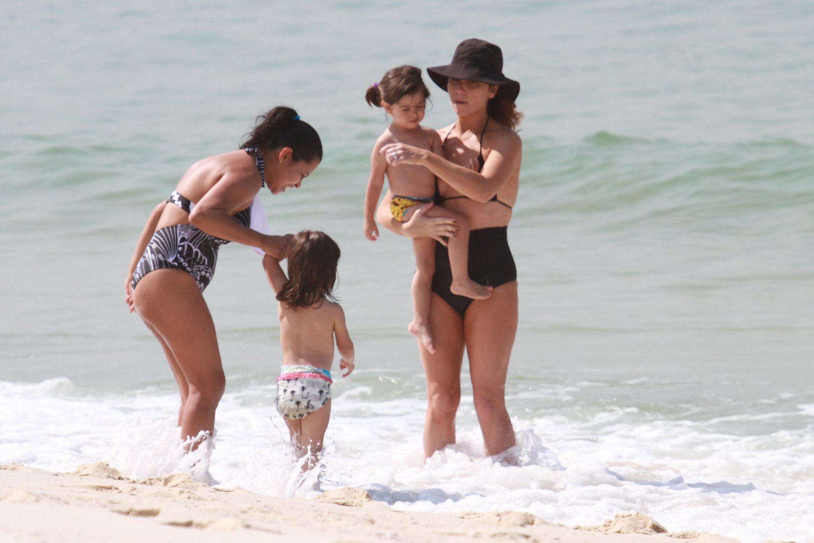 Giovanna Antonelli com as filhas, Sofia e Antônia, no mar