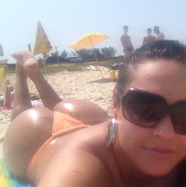 Mulher Melancia 'tomando sol' na praia (Foto: Instagram / Reprodução)