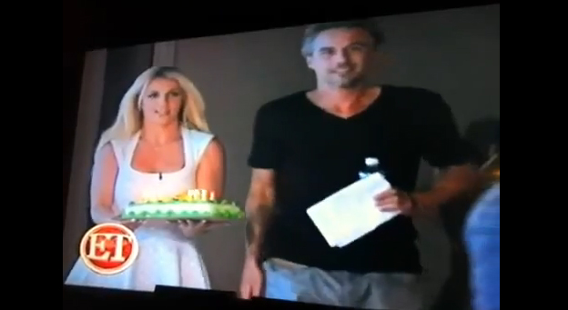 Britney Spears cantando parabéns (Foto: Reprodução / Youtube)