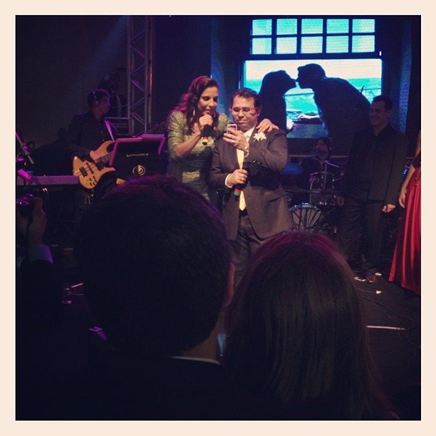 Ivete Sangalo e Xand aparecem cantando para o casal 'Como é grande por você' em foto postada por David Brazil no Instagram (Foto: Instagram/ Reprodução)