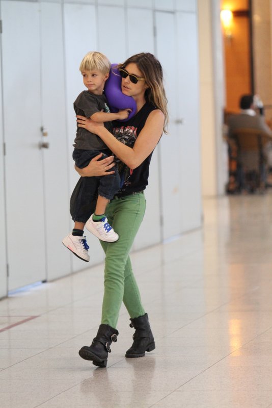Fernanda Lima e Rodrigo Hilbert embarcam com os filhos gêmeos no aeroporto Santos Dumont, RJ (Foto: Henrique Oliveira / FotoRioNews)