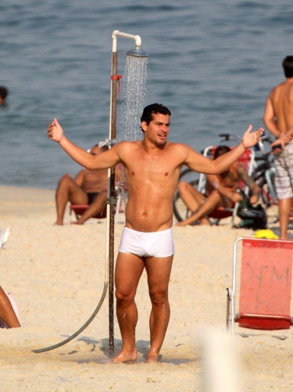 Thiago Martins na praia do Leblon, no Rio (Foto: André Freitas / AgNews)