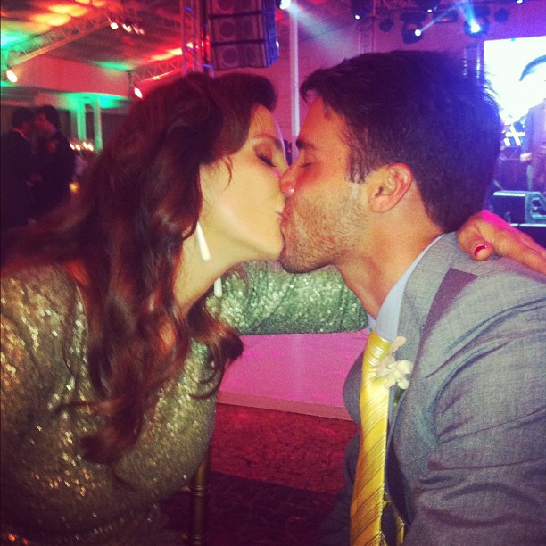 Ivete Sangalo beija o marido, Daniel Cardi, em festa (Foto: Instagram/ Reprodução)