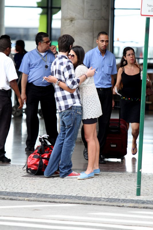 Antonia Moraes filha de gloria pires, busca o namorado em aeroporto do rio (Santos Dumont) (Foto: Henrique Oliveira/Photo Rio News)