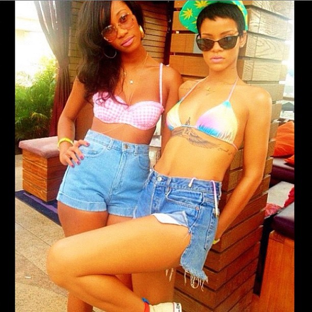 Rihanna curte dia de piscina com amiga (Foto: Twitter/Reprodução)